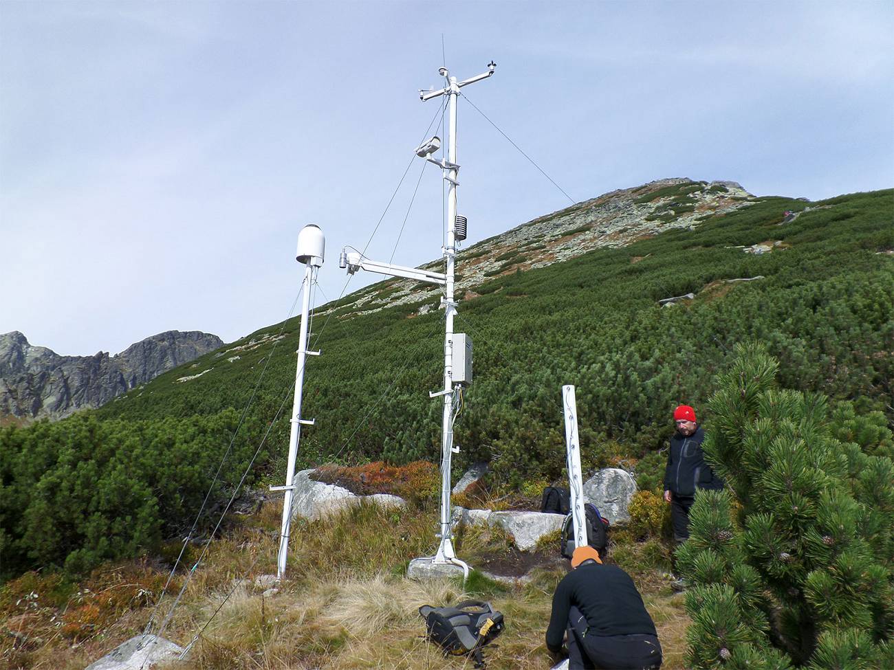 Field mountain installation of automatic weather station